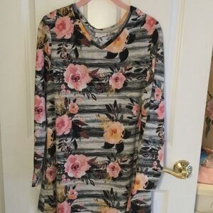 SALE. BUY 2/$30. NWOT. LuLaRoe Women’s M Tunic Blouse Floral Print